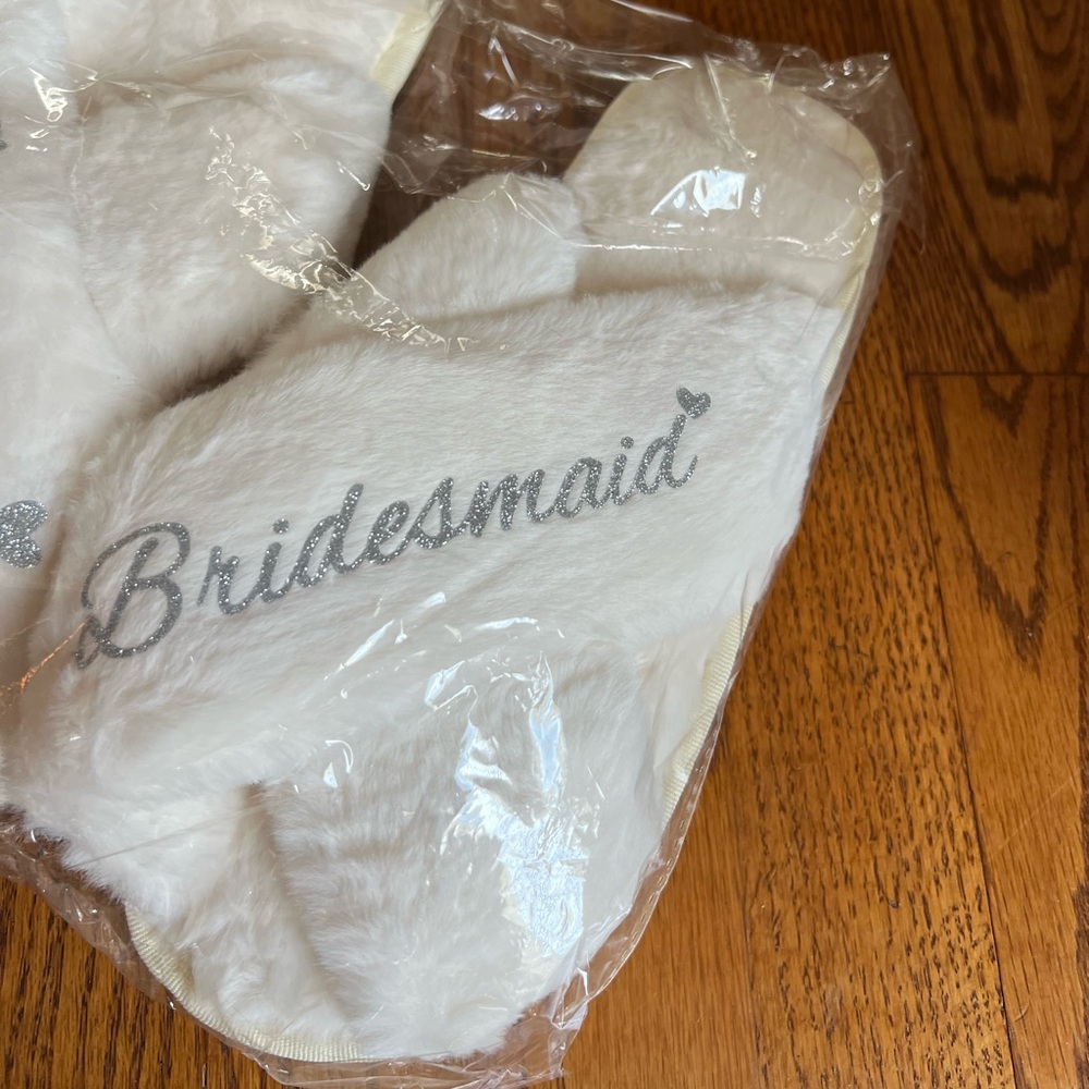 ⚪️Women’s size 40-41, “Jaclyn” “Bridesmaid” fuzzy cream slippers, personalized. - Picture 5 of 8
